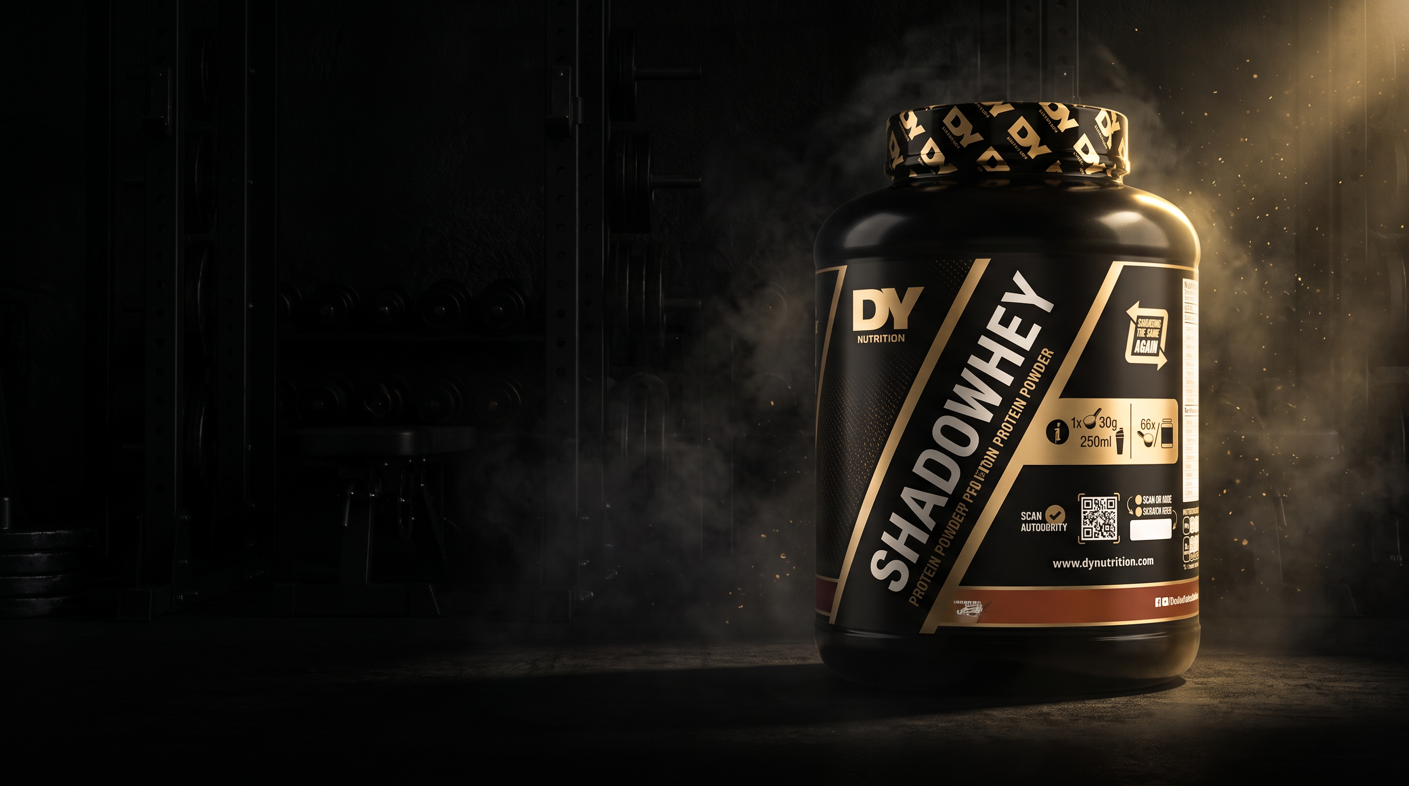 DY Nutrition Shadowhey, proteína whey de grado farmacéutico GMP, sobre fondo negro de gimnasio con luz dorada